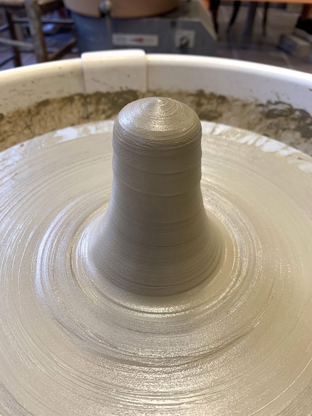 La quille et la barbotine - stage de poterie tournage paris Argilerie